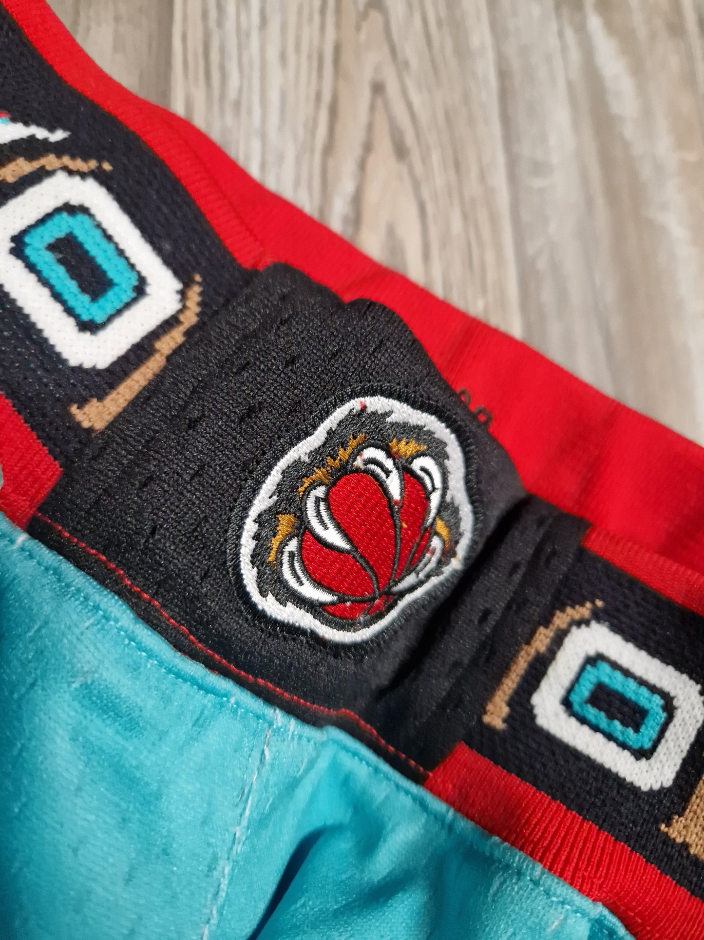 Vancouver Grizzlies Authentic Shorts Size Small