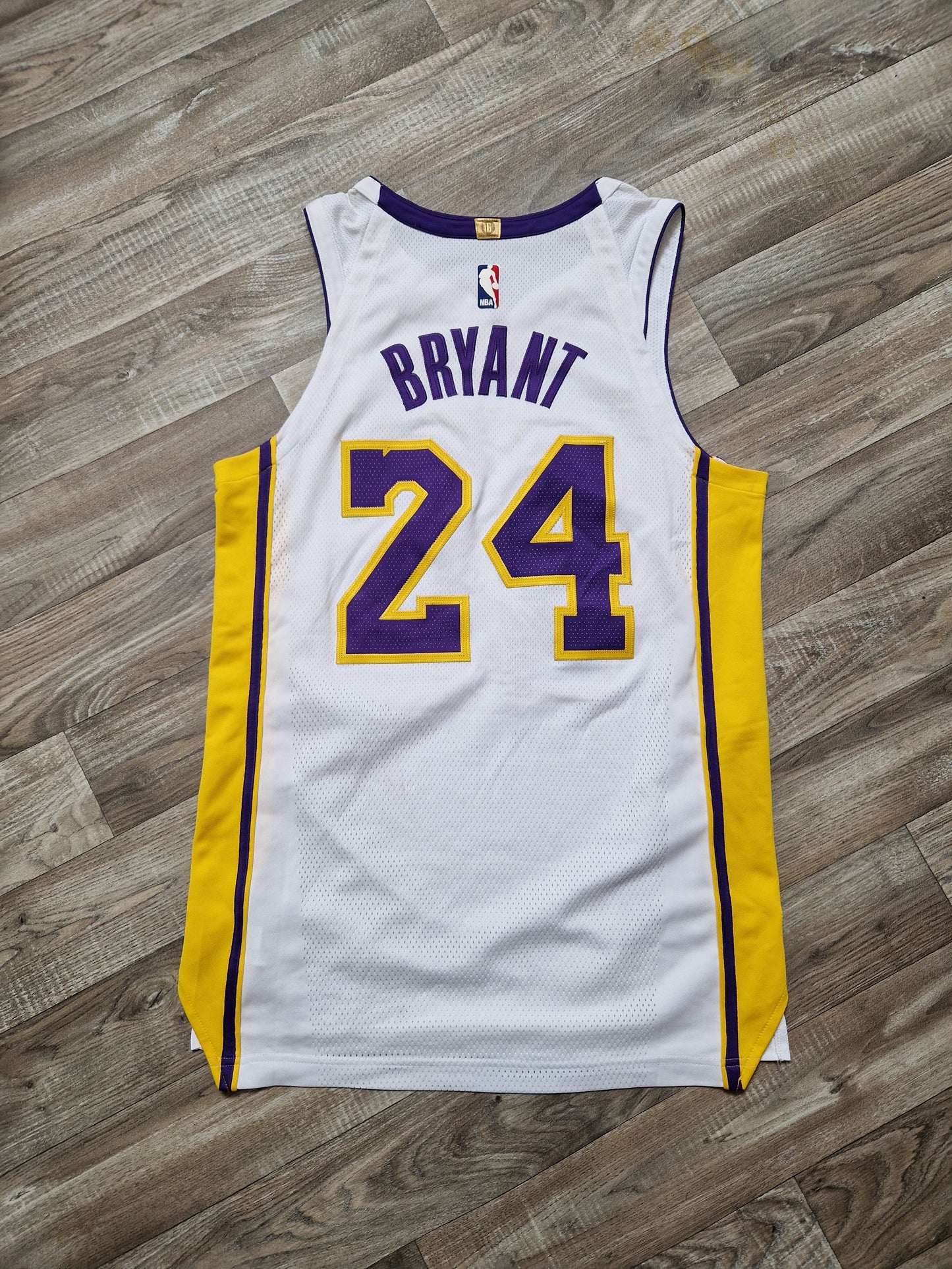 Kobe Bryant Authentic Los Angeles Lakers Jersey Size Medium