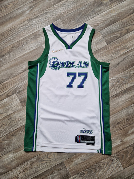 Luka Doncic Dallas Mavericks Jersey Size Medium