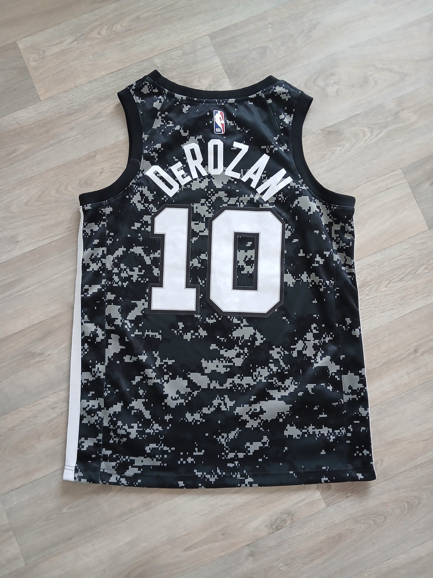 DeMar DeRozan San Antonio Spurs Jersey Size Medium