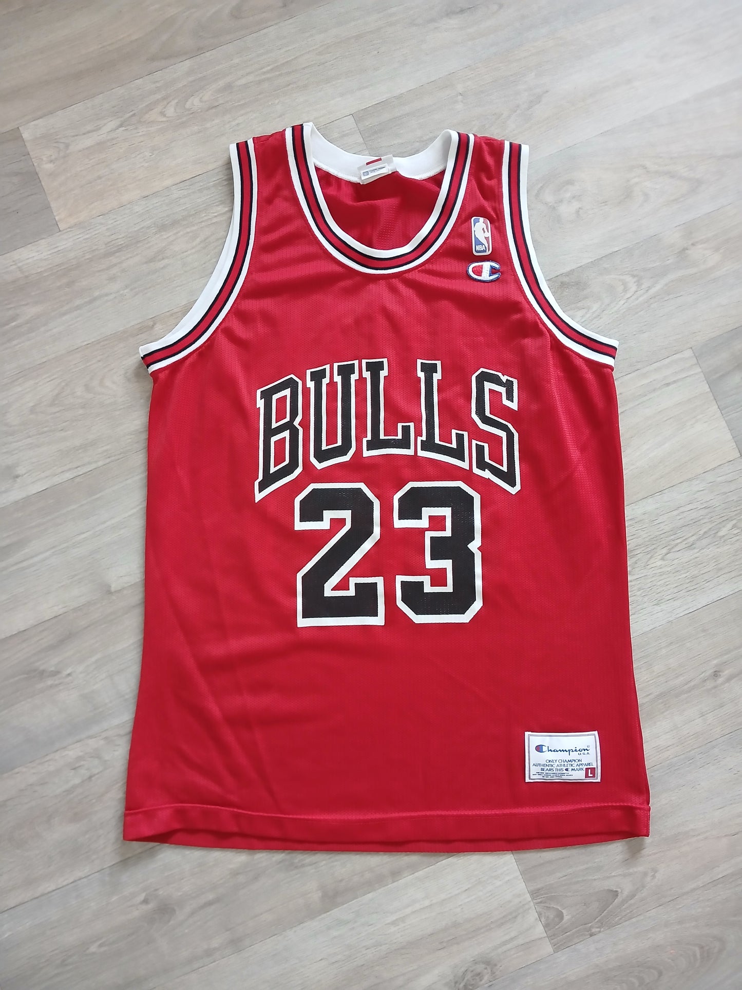 Michael Jordan Chicago Bulls Jersey Size Large (fits Medium)