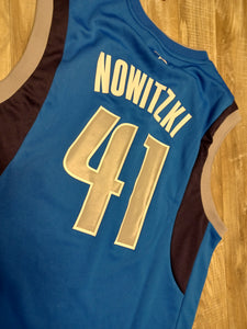 Dirk Nowitzki Dallas Mavericks Jersey Size Medium